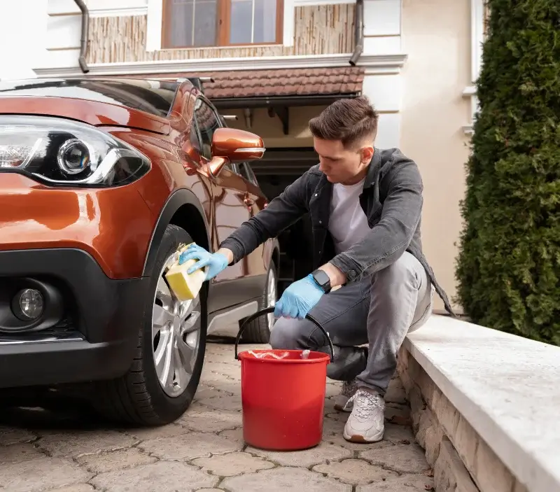 Lavage auto à domicile Le Monteil-au-Vicomte : professionnel intervenant sur un véhicule
